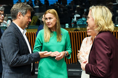 BRD-Wirtschaftsminister Robert Habeck, EU-Umweltkommissarin Kadri Simson, Leonore Gewessler.